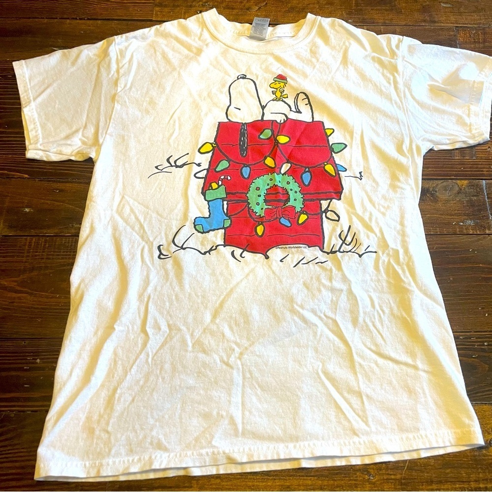 Holiday Snoopy and Woodstock Graphic Tee. Women’s Size Medium